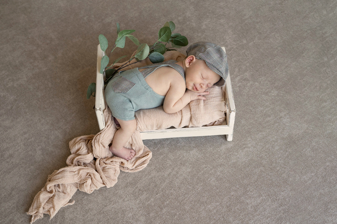 Fotograf-Photograph-Fotografin-Photographin-Baby-Babyfotograf-Neugeborene-Newborn-Natalja-Frei-Natalie-Fotografie-Sibbesse-Moellersen-Hoenze-Niers-Despetal-Heinum-Eitzum-Barfelde-Gronau-Leine-Banteln-Eime-Eimsen-Limmer-Einbeck-Northeim-Bad-Gandesheim-Göttingen-Elze-Betheln-Mehle-Hohenhameln-Groß-Förste-Brüggen-Giesen-Diekholzen-Schellerten-Emmerke-Ahrbergen-Sack-Alfeld-Eimsen-Limmer-Gerzen-Delligsen-Imsen-Westfeld-Segeste-Almstedt-Breinum-Ostrum-Wehrstedt-Wesseln-Heinde-Heersum-Hannover-Braunschweig-Wolfsburg-Gifhorn-Braunschweig-Brüggen-Elze-Nordstemmen-Harsum-Groß-Förste-Klein-Förste-Giesen-Ahrbergen-Sarstedt-Diekholzen-Schellerten-Harsum-Algermissen-Emmerke-Einum-Sehnde-Salzgitter-Bad-Salzdetfurth-Peine-Wolfsburg-Goslar-Bad-Harzburg-Baddeckenstedt-Holle-Itzum-Ochtersum-Hildesheim-Drispenstedt-Nordstadt-Freden-Förste-Imsen-Freden-Babysmile-Babylaecheln-Baer-schlafendes-Baby-Babyboy-Bett.jpg